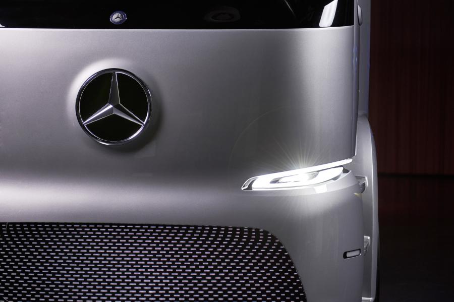 Логотип Mercedes-Benz Urban eTruck 2016 года  (фото 16 из 33)